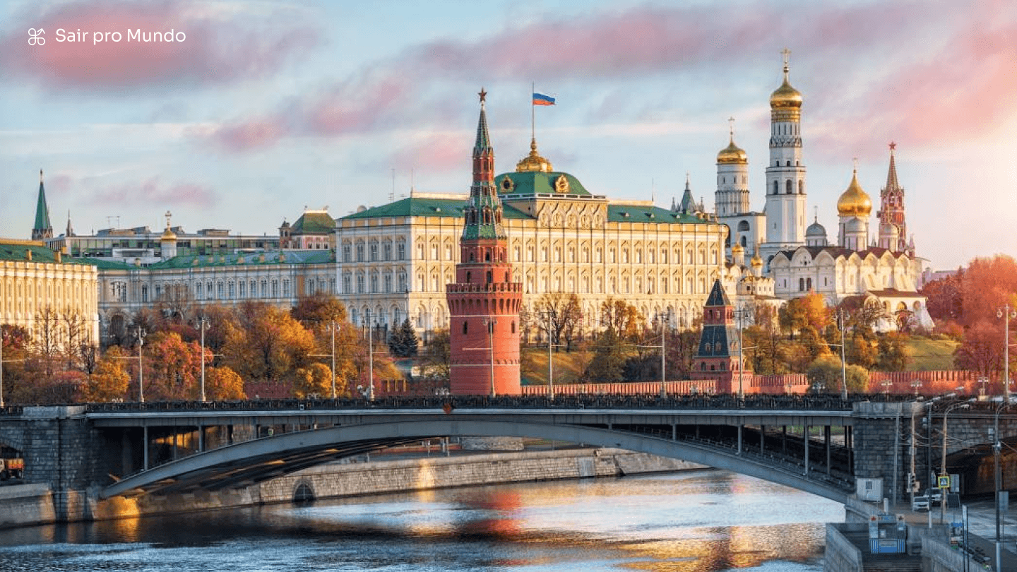 How much does it cost to travel to Moscow (Russia)? Flights, accommodation, etc.
